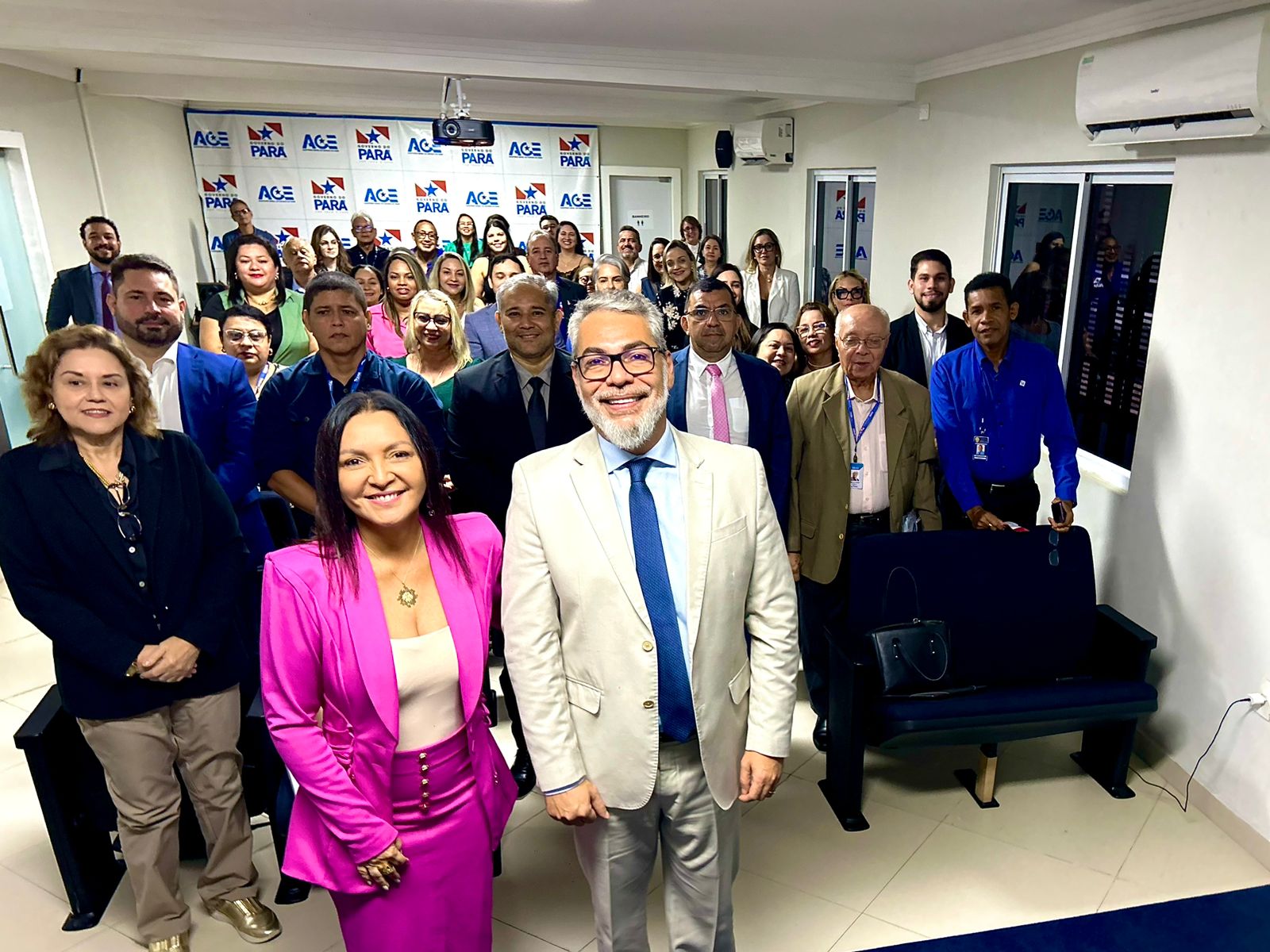 Encontro Mensal de Alinhamento da Rede Estadual de Ouvidorias Públicas do Pará Na manhã de hoje, realizamos mais uma reunião da Rede Estadual de Ouvidorias Públicas do Pará, um importante momento de alinhamento e fortalecimento das ações voltadas à escuta qualificada e à transparência na gestão pública. O encontro contou com a participação das ouvidorias dos diversos órgãos e entidades do estado, reforçando o compromisso com a melhoria contínua dos serviços prestados à população. Tivemos também a presença do Controlador-Geral do Estado, Dr. André Bassalo, cuja contribuição foi fundamental para o avanço dos projetos de aperfeiçoamento da Ouvidoria estadual. Agradeço ao Dr. André Bassalo pela parceria e pelo empenho em fortalecer essa rede, garantindo que as ouvidorias sigam cada vez mais eficientes e acessíveis para atender às demandas da sociedade. Seguimos juntos na construção de uma gestão mais transparente e participativa!