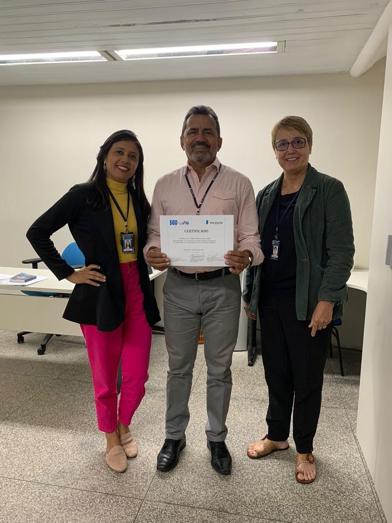 Entrega de certificado após o treinamento do SIGO.